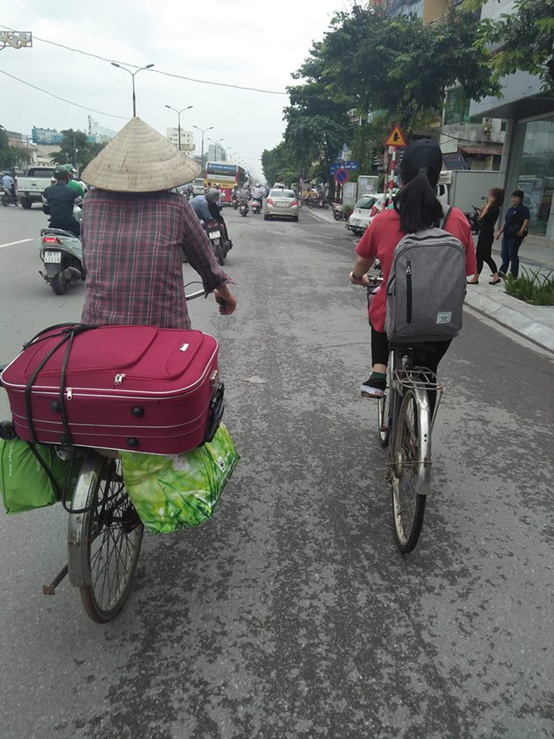 hình ảnh 2 mẹ con đạp xe, chở lỉnh kỉnh đồ lên phố nhập học