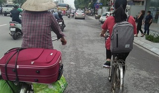 Người mẹ còng lưng đạp xe 'chở cả thế giới' cùng con lên phố nhập học khiến cư dân mạng nghẹn ngào