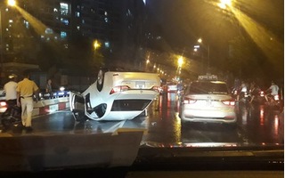 Clip: Xe sang Lexus phơi bụng giữa phố Hà Nội trong đêm mưa