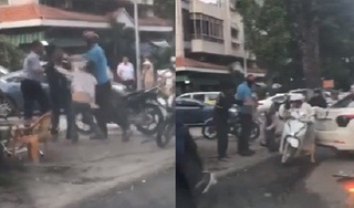 Clip: Va chạm giao thông, 2 thanh niên lao vào 'choảng' nhau chí tử 