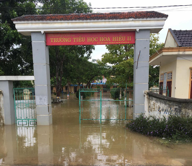 Chùm ảnh mưa lớn gây ngập nóc nhà ở nhiều nơi tại Nghệ An