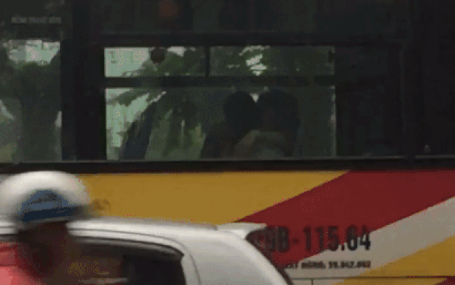 Dân tình nóng mắt với clip cặp đôi thản nhiên ôm hôn trên xe bus