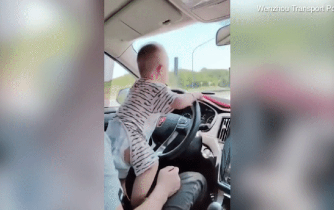 Bố la hét cổ vũ khi để con trai còn đóng bỉm lái ô tô