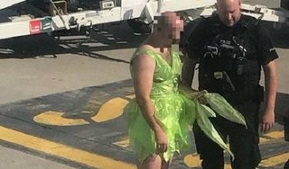 Hành khách hoảng loạn vì người đàn ông mặc váy lên máy bay và đòi giết người