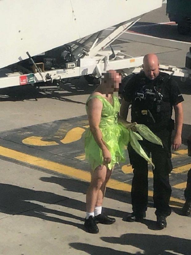 Người đàn ông mặc váy lên máy bay và đòi giết người
