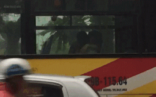 Sau clip mây mưa tại Toco Toco Thái Nguyên, chàng trai hôn ngực bạn gái trên xe bus khiến dân mạng dậy sóng