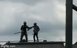 Clip hai công nhân choảng nhau gãy cả cán xẻng trên nóc nhà xây dở