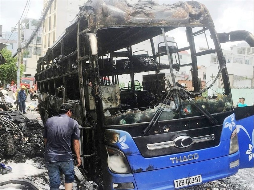 Xe khách bất ngờ bốc cháy dữ dội khi đang chất hàng ở Sài Gòn