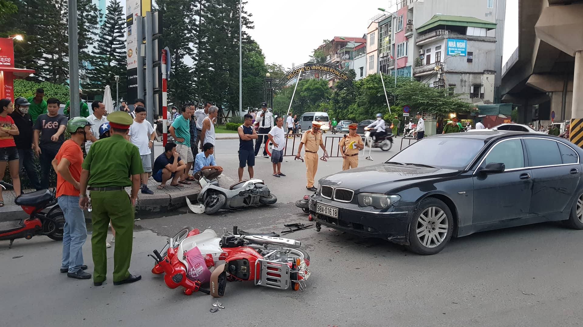 Nữ tài xế BMW gây tai nạn liên hoàn, 2 cháu nhỏ bị thương