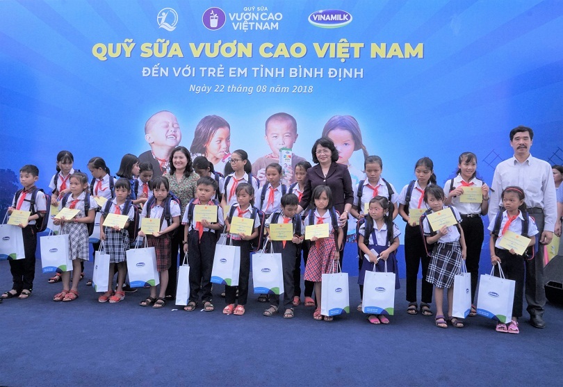 Quỹ sữa vươn cao Việt Nam và Vinamilk tiếp tục trao 64.000 ly sữa cho trẻ em Bình Định
