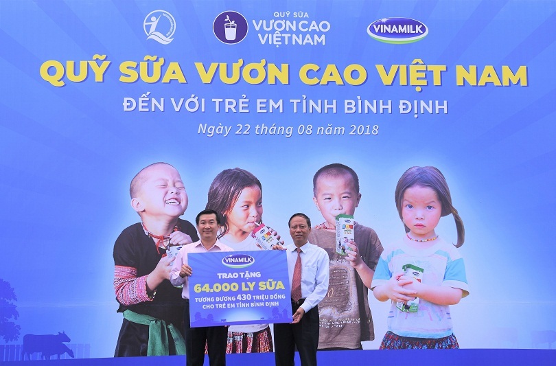 Quỹ sữa vươn cao Việt Nam và Vinamilk tiếp tục trao 64.000 ly sữa cho trẻ em Bình Định
