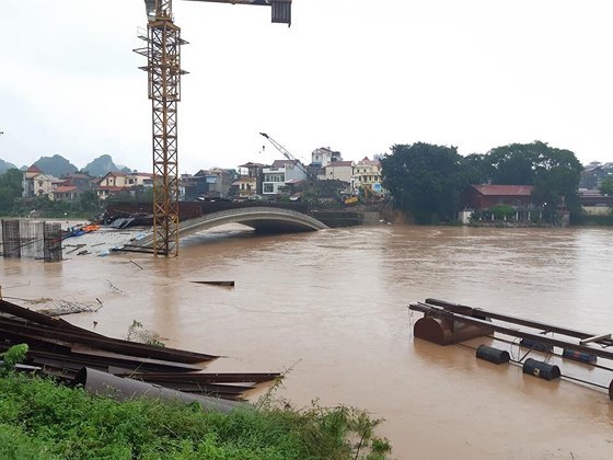 Cán bộ y tế xã mất tích khi đi qua cầu ngầm trên sông Kỳ Cùng