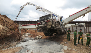 Bị cần bơm bê tông đập vào đầu, 2 công nhân tử vong thương tâm 