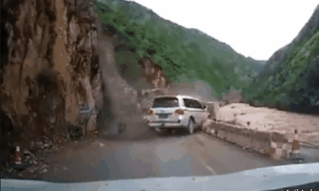 Clip: Cả vách núi đổ sập, xe 7 chỗ suýt bị vùi lấp
