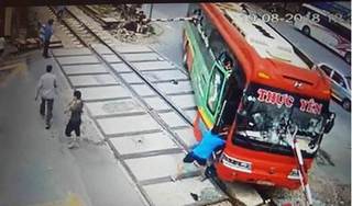 Công an Thanh Hóa xử phạt tài xế xe khách lao thẳng vào đường ray 