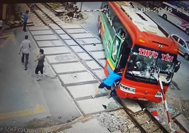 Công an Thanh Hóa xử phạt tài xế xe khách lao thẳng vào đường ray 