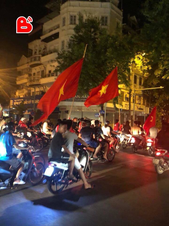 Dòng người đổ ra đường ăn mừng chiến thắng của Việt Nam trước Bahrain.