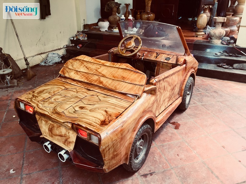 Tận thấy siêu xe Lamborghini bằng gỗ giá 1.000 đô lăn bánh tại Hà Nội.