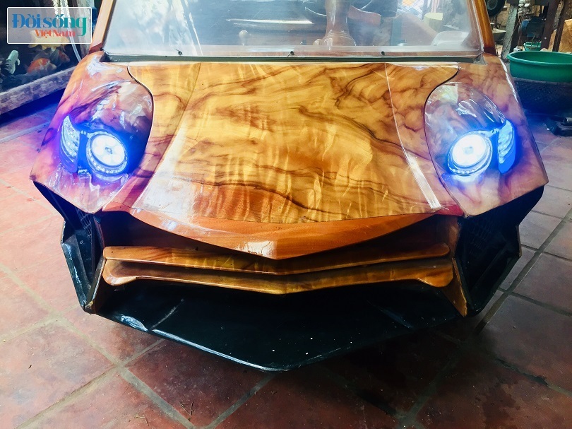 Tận thấy siêu xe Lamborghini bằng gỗ giá 1.000 đô lăn bánh tại Hà Nội.