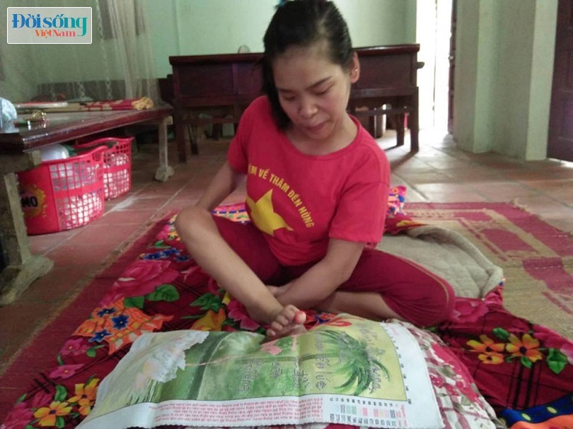 Cảm phục cô gái khuyết tật dành 1 năm 2 tháng thêu tranh bằng chân