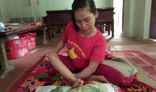 Cảm phục cô gái tật nguyền dành 14 tháng thêu một bức tranh bằng chân