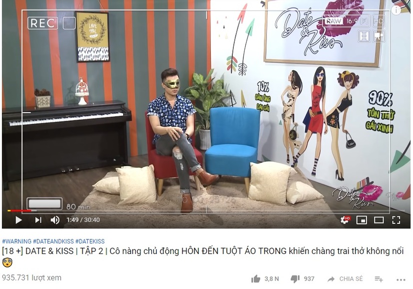 Date & Kiss nhận gạch đá, Date & Kiss