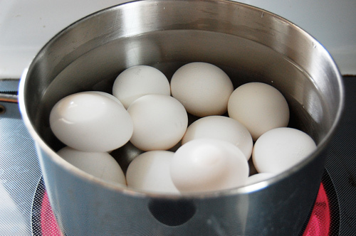 Nhét 15 quả trứng luộc vào hậu môn trong lúc phê thuốc