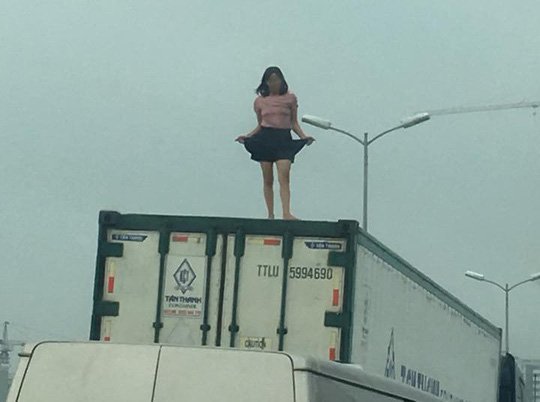 Tài xế 'hú vía' người phụ nữ múa trên nóc thùng container đang chạy