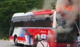 Đà Nẵng: Xe du lịch bốc cháy ngùn ngụt, hàng chục du khách tháo chạy