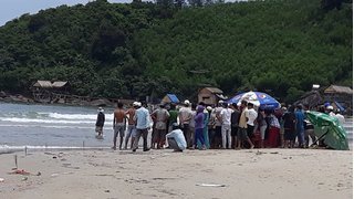 5 học sinh bị sóng biển cuốn, 2 em tử vong thương tâm