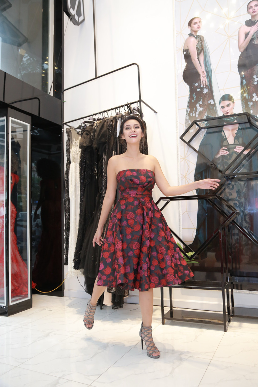 Theo chân Hoa hậu Trái đất 2015 Angelia Ong đi chọn đầm dạ hội khi sang Việt Nam
