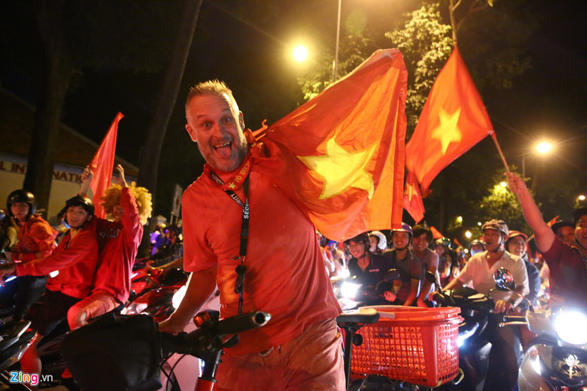 Biển người đổ ra đường mừng chiến thắng của Olympic Việt Nam trước Syria