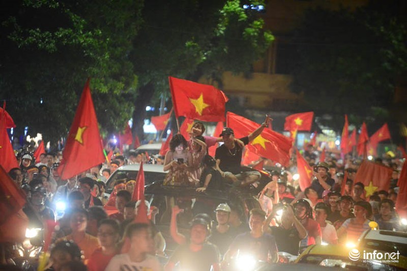 Biển người đổ ra đường mừng chiến thắng của Olympic Việt Nam trước Syria