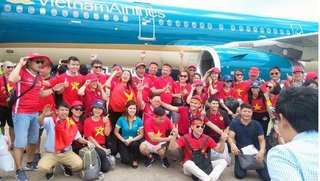 Người hâm mộ hăm hở cổ vũ Olympic Việt Nam, các tour đi Indonesia 'cháy vé'