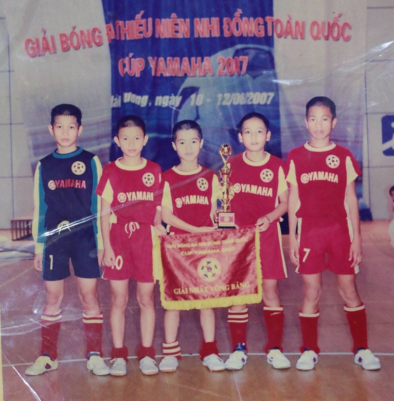Từ nhỏ Văn Toàn đã tham gia các đội bóng của trường, xã, huyện ... tổ chức