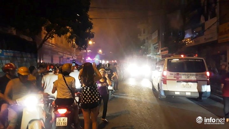 Cháy lớn trên phố sầm uất nhất ở Thanh Hóa, nhiều người hoảng loạn 