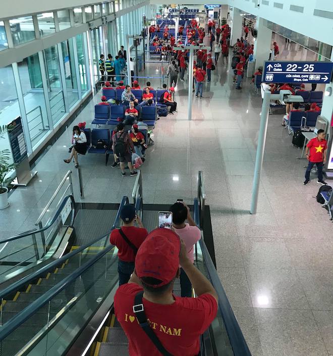 Cổ động viên 'nhuộm đỏ' sân bay, sang Indonesia cổ vũ Olympic Việt Nam
