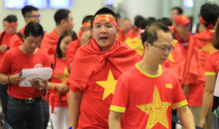 Cổ động viên 'nhuộm đỏ' sân bay sang Indonesia cổ vũ Olympic Việt Nam