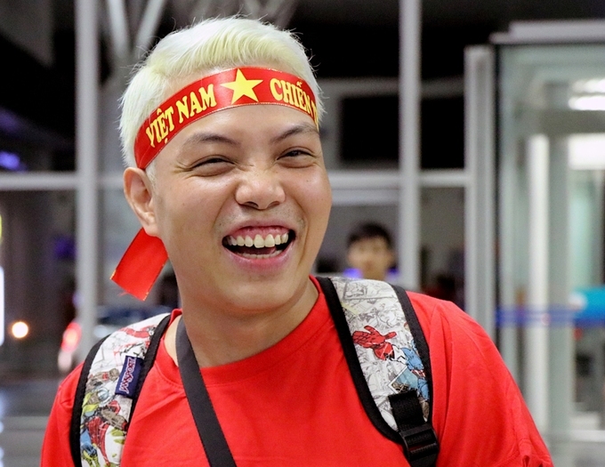 Cổ động viên 'nhuộm đỏ' sân bay, sang Indonesia cổ vũ Olympic Việt Nam