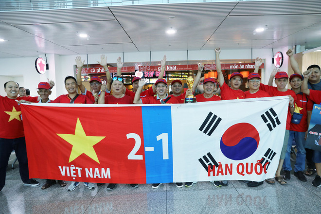 Gần 3.000 cổ động viên 'tiếp lửa' cổ vũ Olympic Việt Nam chiến thắng