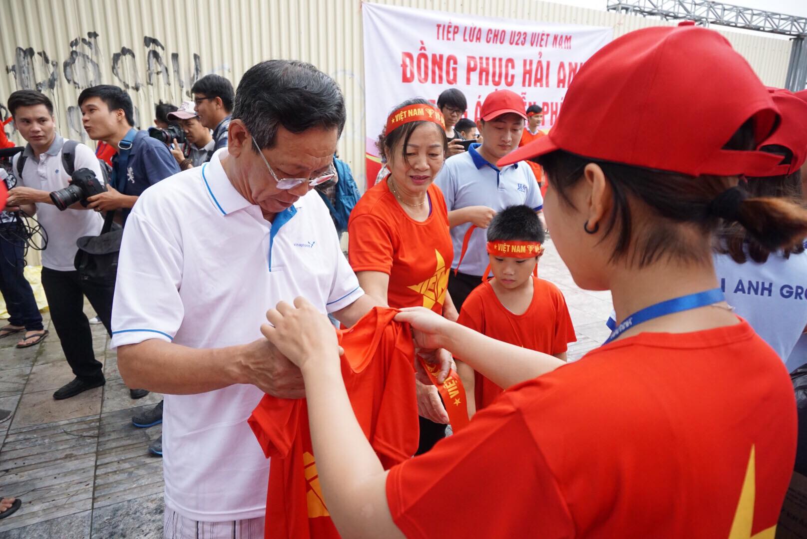 Xếp hàng chờ tặng 1.000 áo phông cờ đỏ sao vàng để cổ vũ Olympic Việt Nam