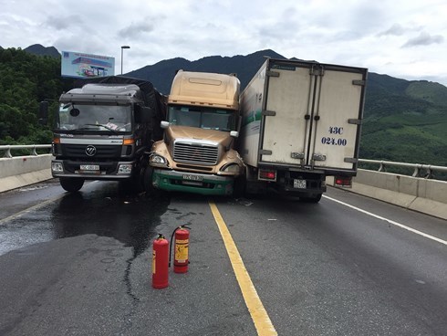 Tai nạn liên hoàn, 3 ô tô tải dính chặt vào nhau tại đường tránh hầm Nam Hải Vân