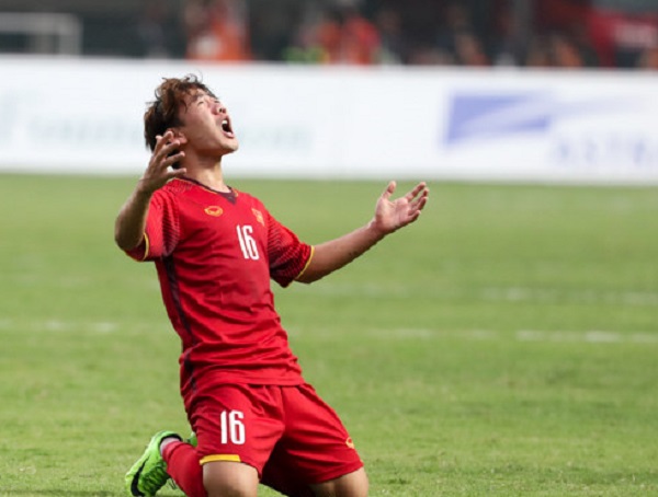 Minh Vương thực hiện pha sút phạt ghi bàn đẹp mắt vào lưới Hàn Quốc