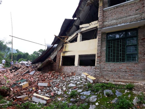 Thanh Hóa: Hai ngôi trường đổ sập trong tích tắc trước năm học mới 