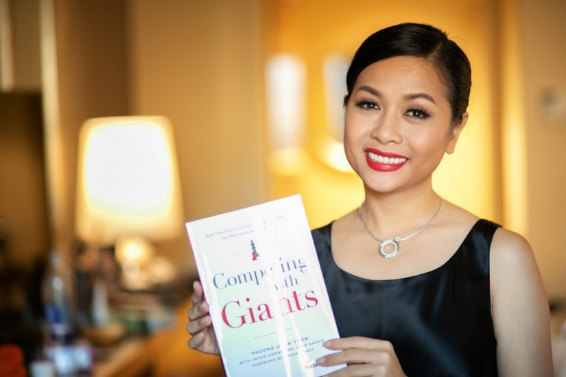 Chia sẻ xúc động của doanh nhân Trần Uyên Phương khi ra mắt sách 'Vượt lên người khổng lồ' tại Mỹ