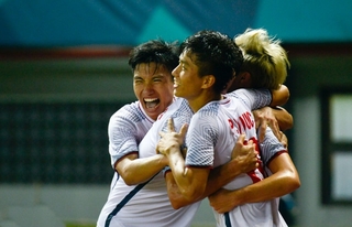 CĐV Thái Lan cổ vũ hết mình cho Olympic Việt Nam trận gặp UAE