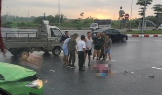 Hà Nội: Taxi húc văng xe máy 25 mét khiến 2 vợ chồng tử vong tại chỗ
