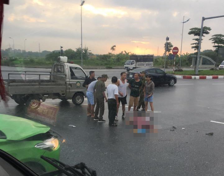 Hà Nội: Taxi húc văng xe máy 25 mét khiến 2 vợ chồng tử vong tại chỗ