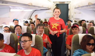 Tiếp viên Vietnam Airlines mặc áo cờ đỏ sao vàng đón đoàn Thể thao Việt Nam