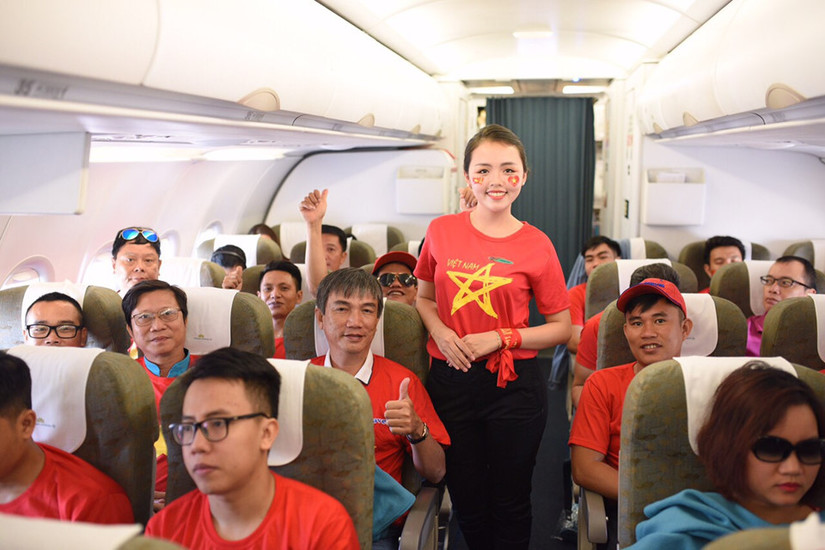 Tiếp viên Vietnam Airlines mặc áo cờ đỏ sao vàng, Tiếp viên Vietnam Airlines